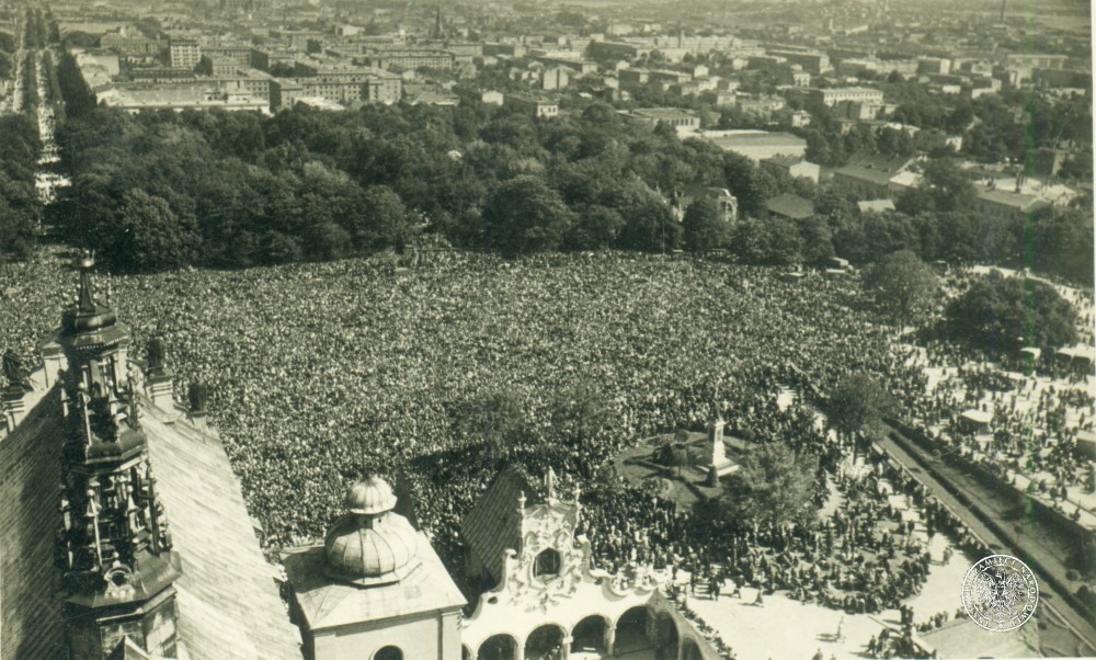 Wierni na błoniach klasztoru OO. Paulinów na Jasnej Górze. Obchody Milenium Chrztu Polski w Częstochowie, 3.05.1966 