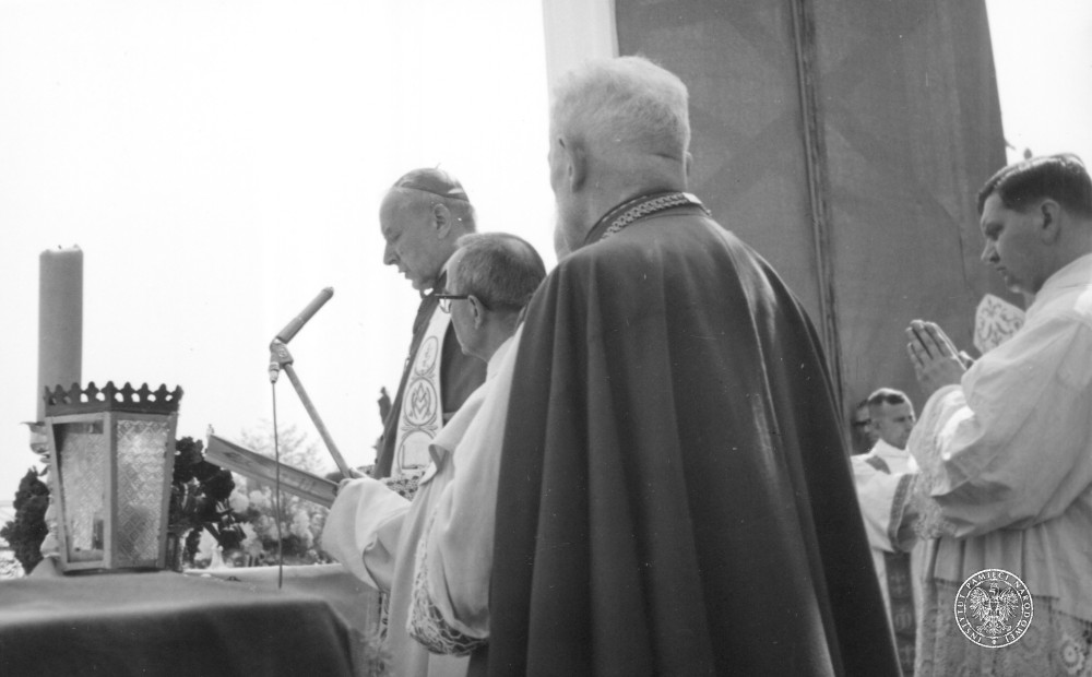 Prymas Polski kard. Stefan Wyszyński podczas mszy św. na wałach klasztoru OO. Paulinów na Jasnej Górze. Obchody Milenium Chrztu Polski w Częstochowie, 3.05.1966
