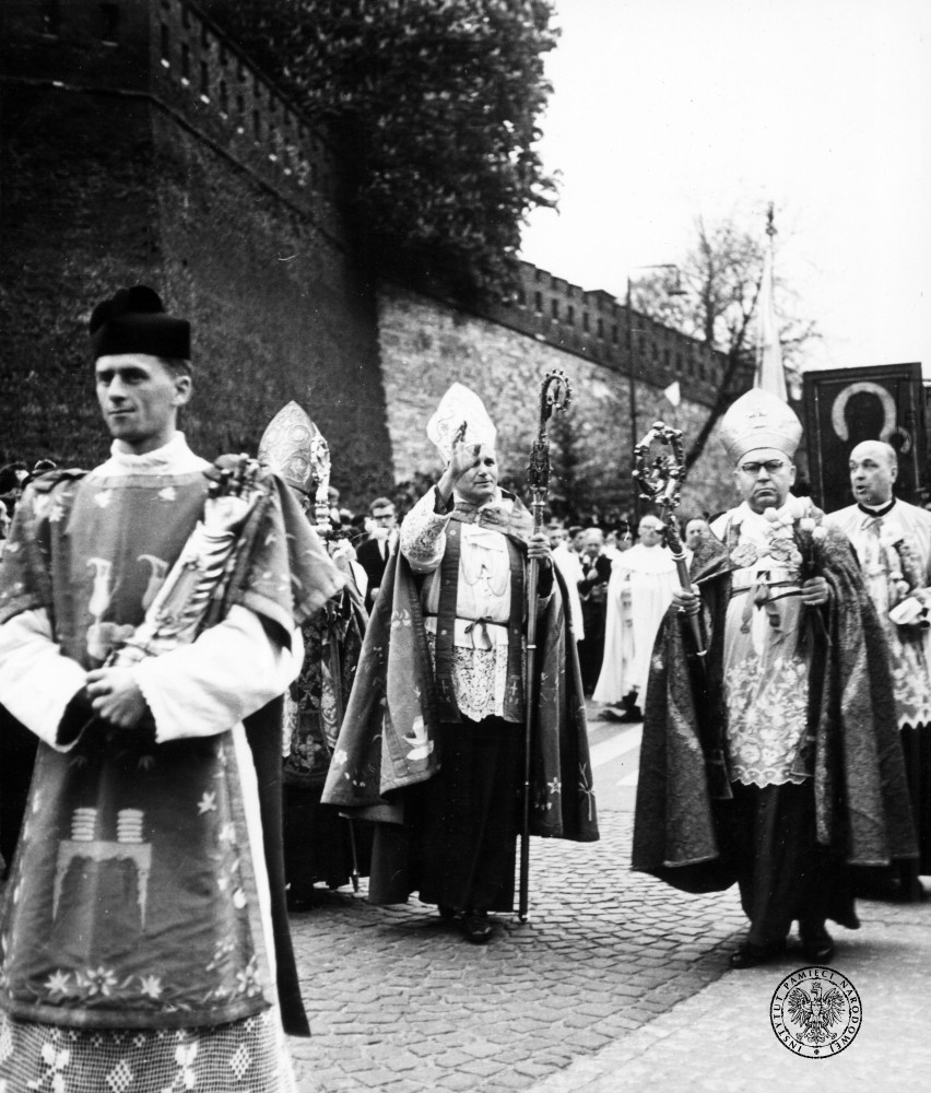 Abp Karol Wojtyła i bp Bolesław Kominek w procesji do kościoła Na Skałce. Na pierwszym planie ksiądz z relikwią ramienia św. Wojciecha, w tle kopia obrazu Matki Boskiej Częstochowskiej. Kraków, 8.05.1966