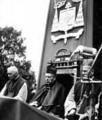 Prymas Polski kard. Stefan Wyszyński przed sanktuarium Matki Boskiej Piekarskiej. Obchody Milenium Chrztu Polski w Piekarach Śląskich, 22.05.1966