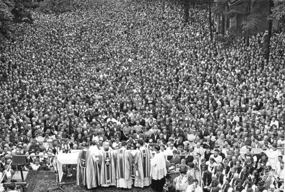 Msza polowa przed sanktuarium Matki Boskiej Piekarskiej. Obchody Milenium Chrztu Polski w Piekarach Śląskich, 22.05.1966