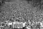 Msza polowa przed sanktuarium Matki Boskiej Piekarskiej. Obchody Milenium Chrztu Polski w Piekarach Śląskich, 22.05.1966