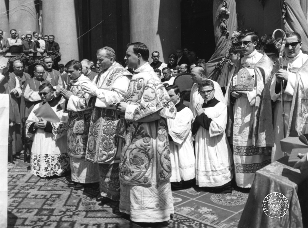 Abp Karol Wojtyła w otoczeniu księży przed katedrą pw. św Jana Chrzciciela i św. Jana Ewangelisty podczas uroczystej sumy. Obchody Milenium Chrztu Polski w Lublinie, 5.06.1966