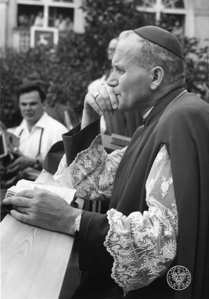 Abp Karol Wojtyła na uroczystościach milenijnych na dziedzińcu Katolickiego Uniwersytetu Lubelskiego. Lublin, 6.06.1966