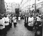 Procesyjne wprowadzenie kopii obrazu Matki Boskiej Częstochowskiej z zakrystii do katedry pw. św. Jana Chrzciciela w Warszawie. Obchody Milenium Chrztu Polski w Warszawie, 22.06.1966