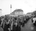Procesja biskupów idących przez plac Zamkowy w kierunku archikatedry św. Jana Chrzciciela  przez szpaler wiernych. Obchody Milenium Chrztu Polski w Warszawie, 23.06.1966