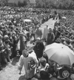 Prymas Polski kard. Stefan Wyszyński z księżmi wśród szpaleru wiernych. Uroczystości Milenium Chrztu Polski w Wiślicy, 17.07.1966