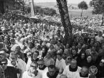 Tłum wiernych na uroczystej mszy polowej. Uroczystości Milenium Chrztu Polski w Wiślicy, 17.07.1966