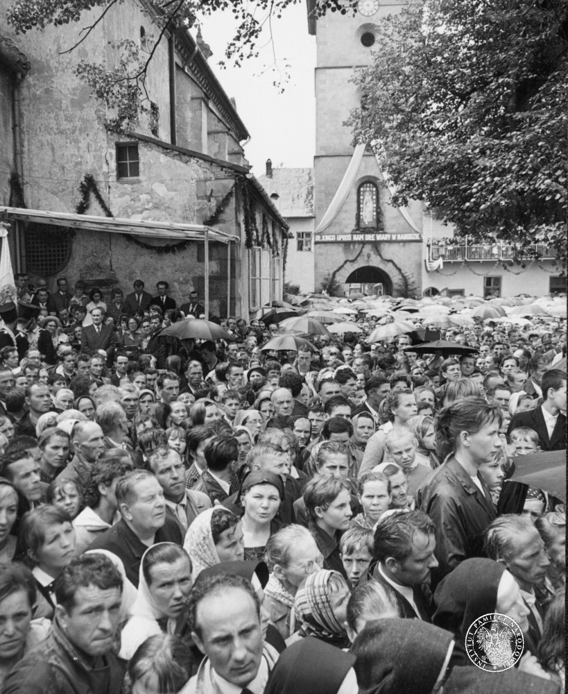 Wierni na dziedzińcu klasztoru SS. Klarysek. Obchody Milenium Chrztu Polski w Starym Sączu, 24.07.1966 