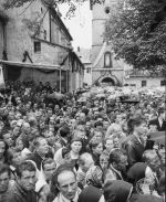 Wierni na dziedzińcu klasztoru SS. Klarysek. Obchody Milenium Chrztu Polski w Starym Sączu, 24.07.1966 