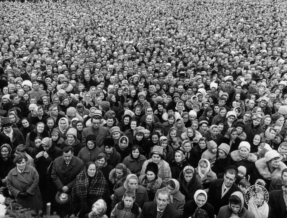 Tłum wiernych przed katedrą pw. Wniebowzięcia Najświętszej Marii Panny. Obchody Milenium Chrztu Polski w Białymstoku, 20.09.1966