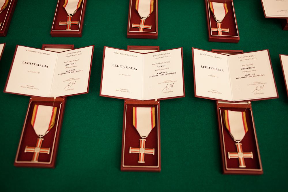 Odznaczeni otrzymują Krzyż i legitymację